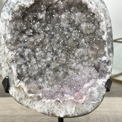 Quarz-Geode mit funkelnder Kristallstruktur