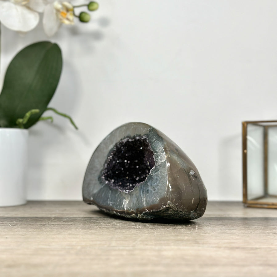 Amethyst-Quarz-Geode mit fein ausgebildetem Druzy-Zentrum