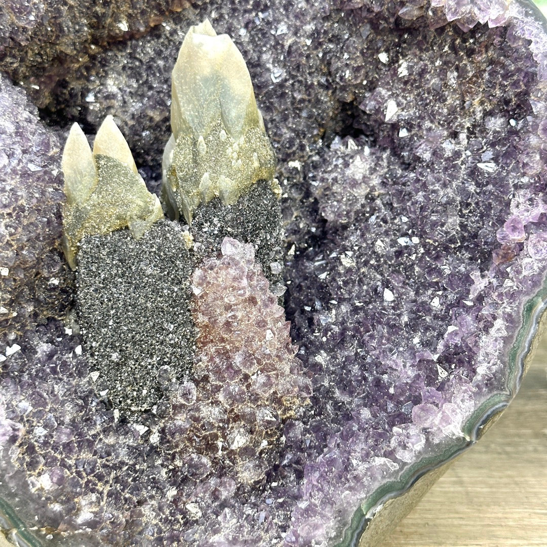 Amethyst-Geode in ausgewählter Spitzenqualität mit seltener Kalzit-Kristallstufe und tiefen Kristallen