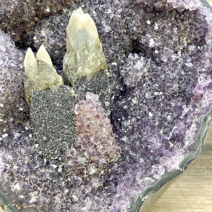 Amethyst-Geode in ausgewählter Spitzenqualität mit seltener Kalzit-Kristallstufe und tiefen Kristallen