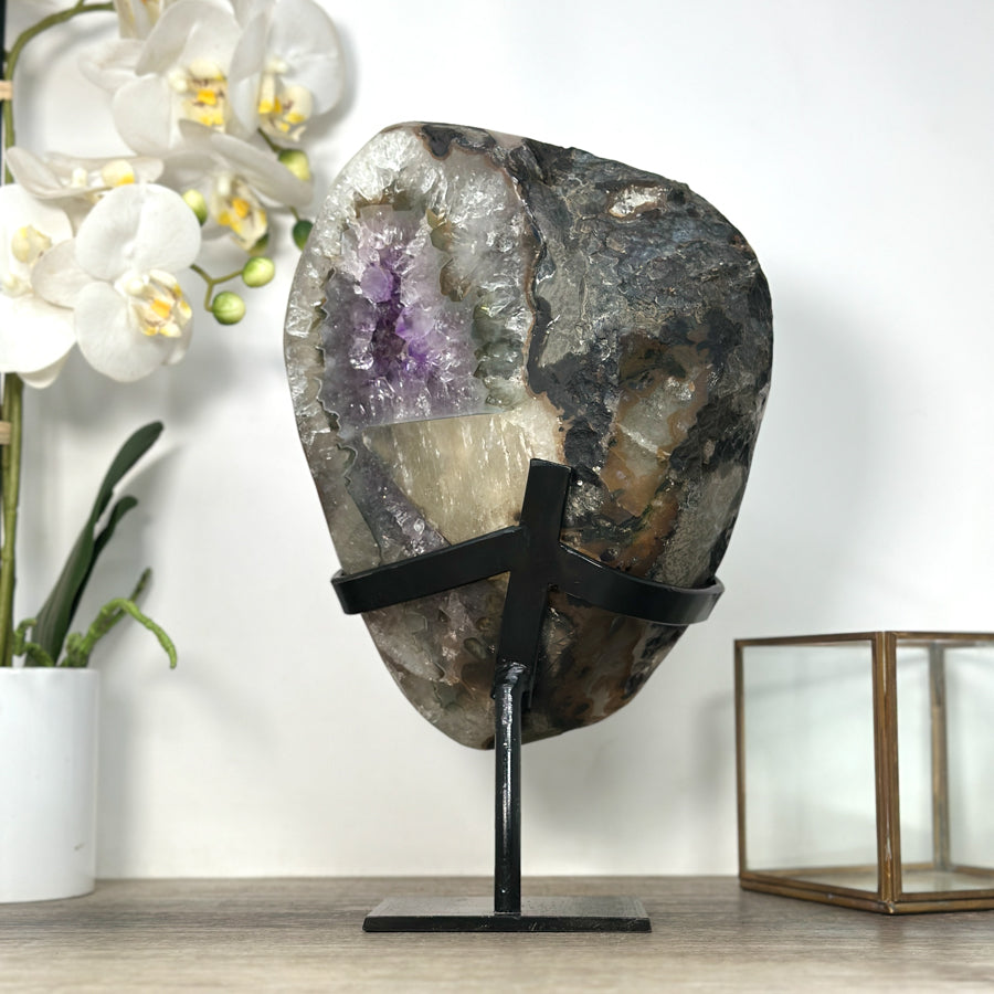 Amethyst-Geode groß mit Quarz-Schale und schwarzer Hämatit-Kalzit-Einlagerung