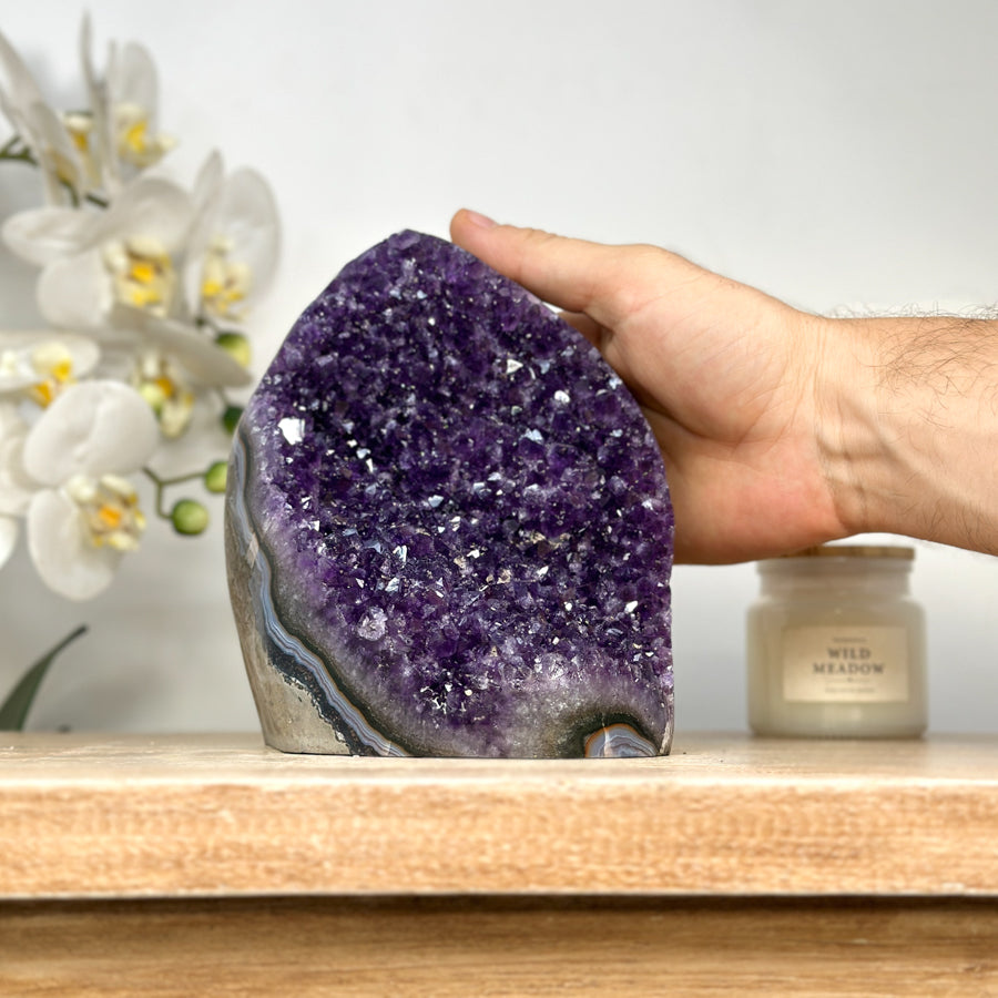 Amethyst-Kathedrale groß mit gebänderter Blauachat-Schale und tiefvioletter Kristallkammer