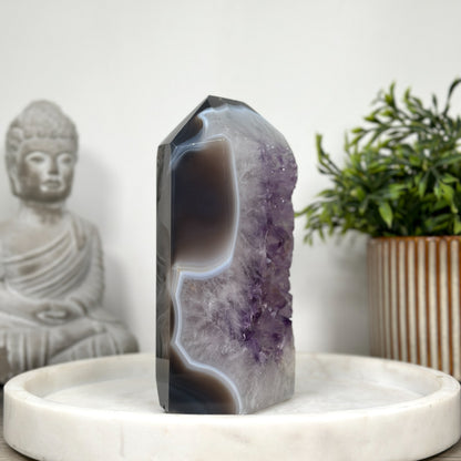 Blaugebänderter-Achat-Amethyst-Obelisk mit harmonisch verlaufender Bänderstruktur