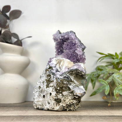 Amethyst-Kathedrale mit dichter Zuckerkristall-Beschichtung und feiner Kalzitbildung