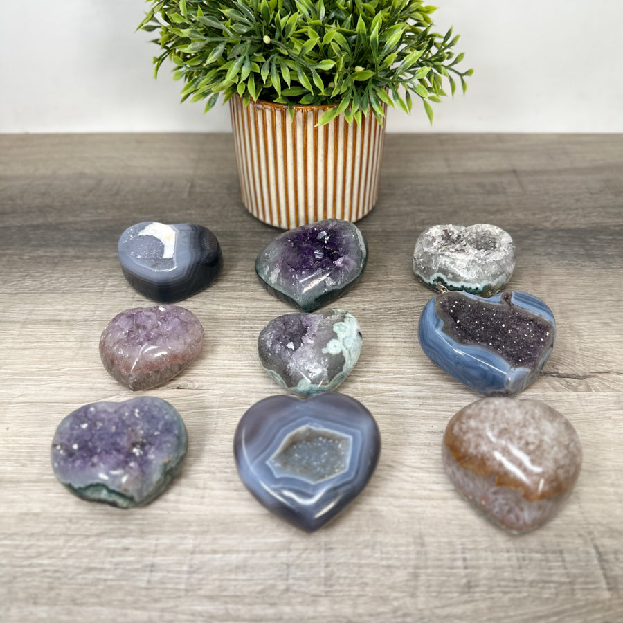 Mineralien-Herzset 9-teilig, mit ausdrucksstarker Mineralstruktur