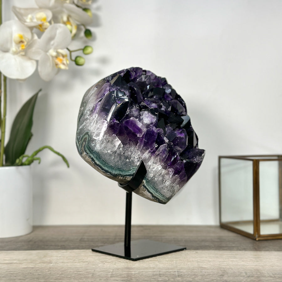 Amethyst-Geodencluster mit großflächigen, kraftvoll gewachsenen Kristallspitzen