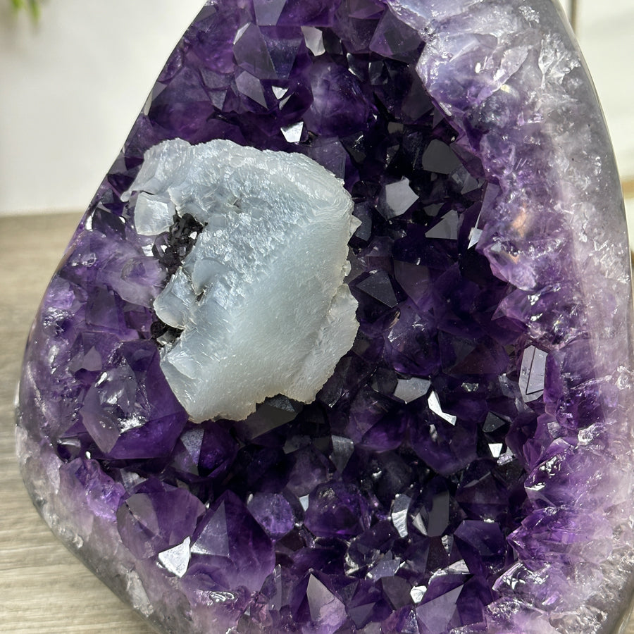 Amethyst-Kathedrale mit eindrucksvoller Kalzit-Einlagerung und violetter Kristallstruktur