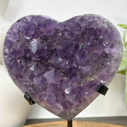 Amethyst-Kristallherz mit dicht gewachsener, purpurner Kristallstruktur