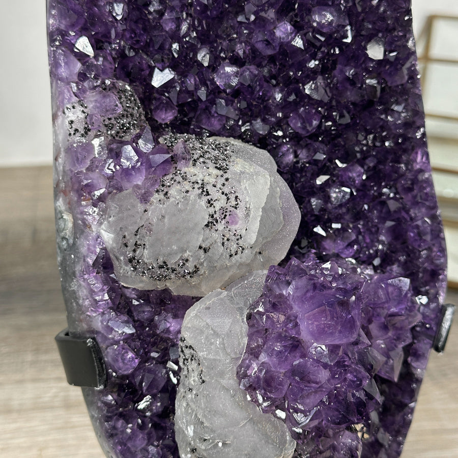 Amethyst-Stein mit kontrastreicher Kalzit- und schwarzer Hämatit-Matrix