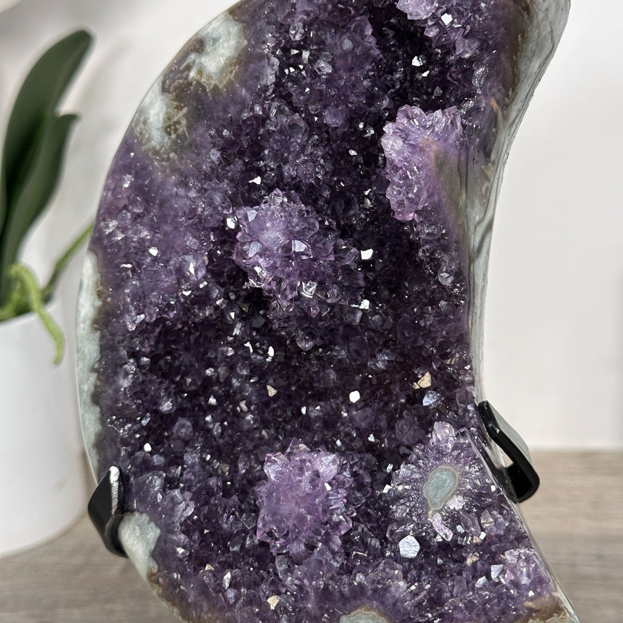 Amethyst-Jaspis-Mond mit grün durchzogener Mineralmatrix