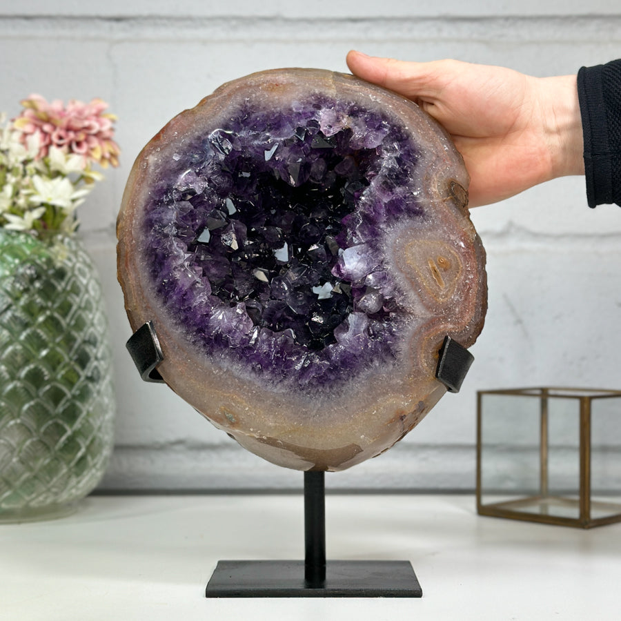 Amethyst-Geode groß mit mehrfarbig schimmernder Randstruktur