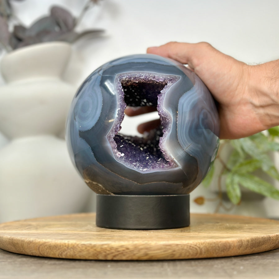 Amethyst-Achat-Steinkugel XXL mit blau gebänderter Struktur und kristallinem Zentrum