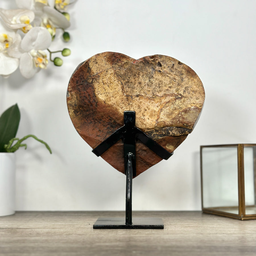 Amethyst-Quarz-Achat-Herzskulptur mit mehrschichtiger Mineralstruktur und zentraler Kristallzone