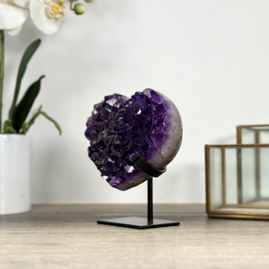Amethyst-Kristallherz mit eingelagerten Kalzitformationen und kontrastreicher Kristallstruktur