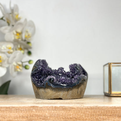 Amethyst-Geode mit dicht verwachsener Kristallstruktur
