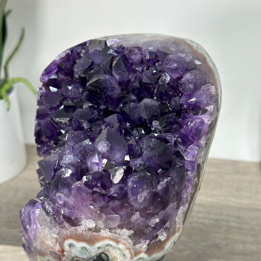 Amethyst-Cluster mit klar abgegrenzter, tiefvioletter Kristallstruktur