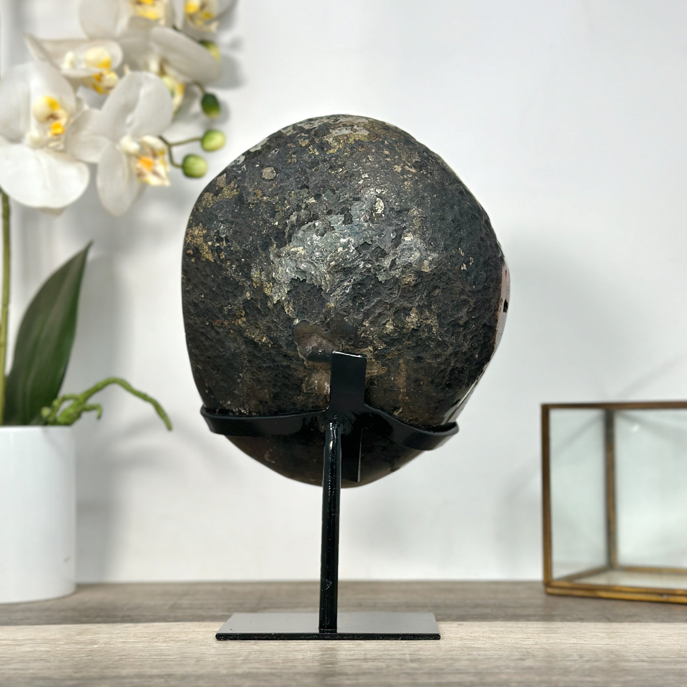 Amethyst-Geode mit klar ausgebildeter Kalzitstruktur und differenzierter Kristallbildung