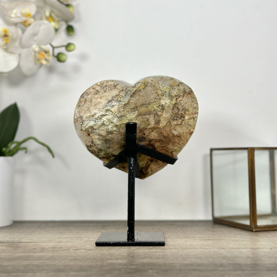 Quarz-Herzskulptur mit kristallklarer, prismatischer Kristallbildung