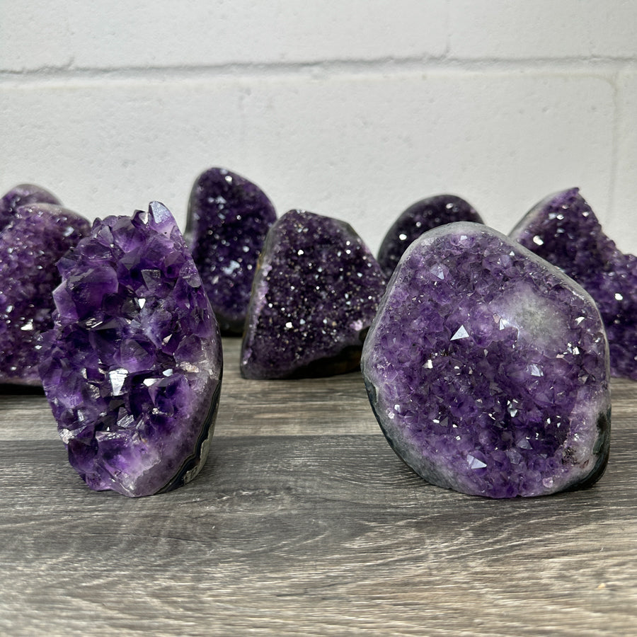 Amethyst-Kathedralen & Drusen-Set 12-teilig, mit harmonisch gewachsenen, violetten Kristallstrukturen