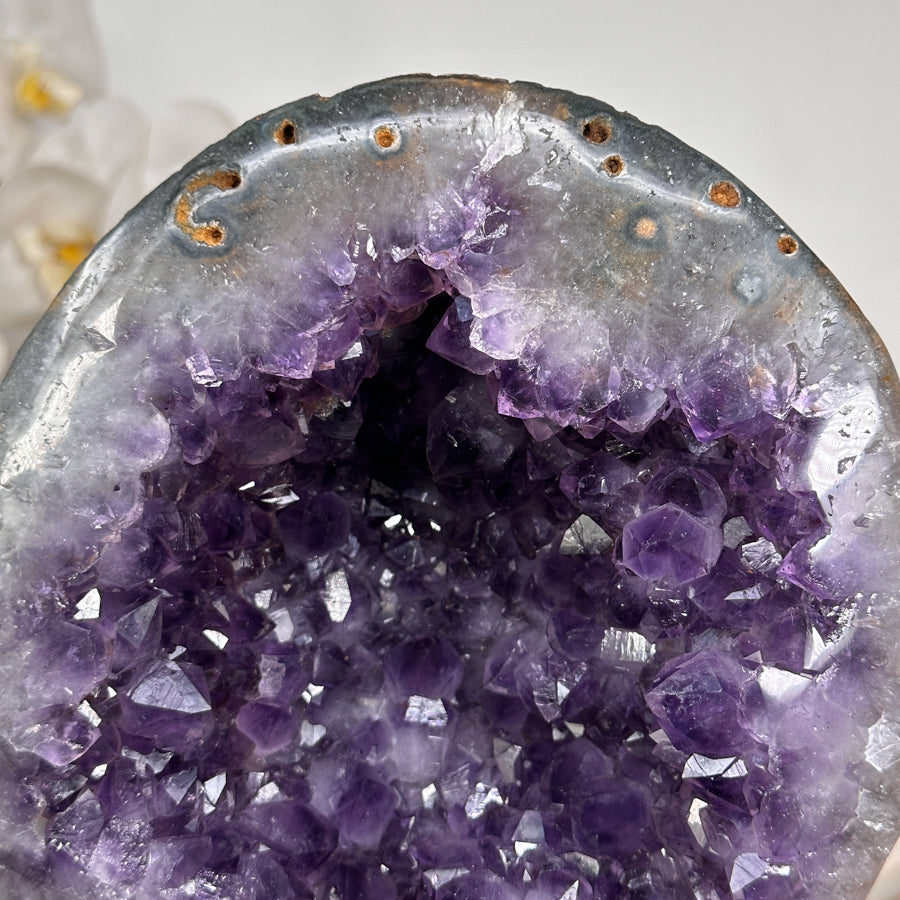 Amethyst-Geode mit weit geöffneter Kristallkammer