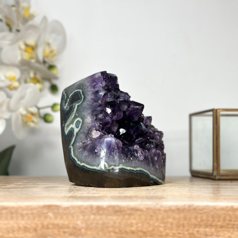 Amethyst-Kathedrale mit großformatigen, tiefvioletten Kristallspitzen, in ausgewählter Spitzenqualität