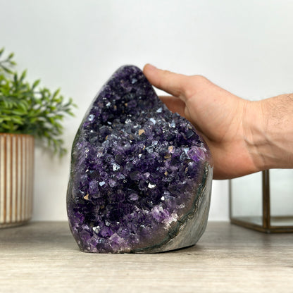 Amethyst-Kathedrale mit tiefvioletter Kristallfläche in hochwertiger Naturqualität