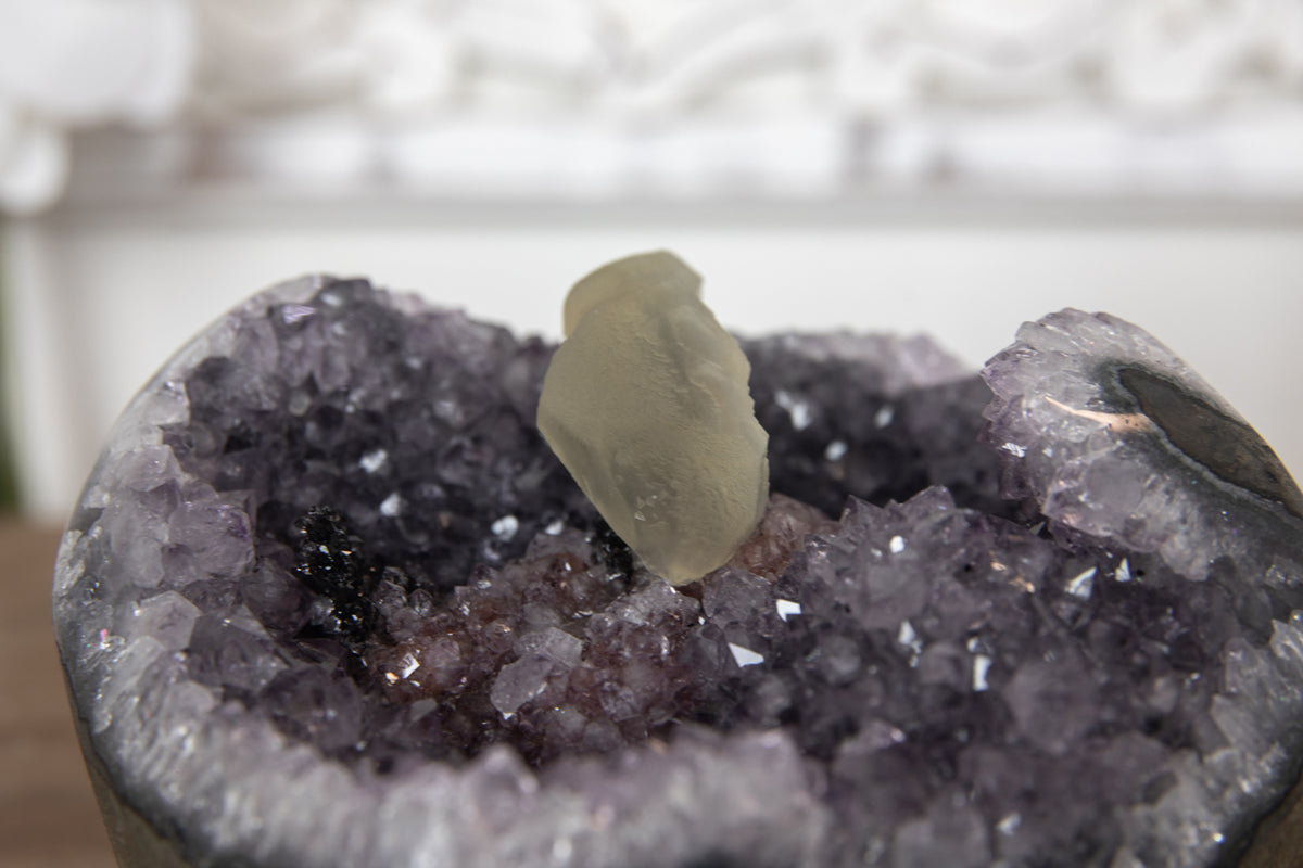 Amethyst-Geode mit wunderschön hervorstechender Kalzit-Kristallbildung