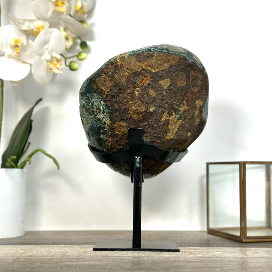 Amethyst-Geode mit weit geöffneter, leuchtender Kristallkammer