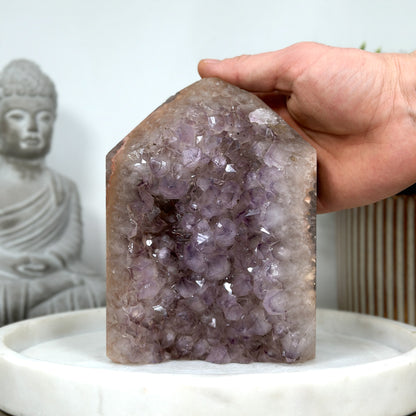 Amethyst-Achat-Obelisk  mit vielschichtiger Kristallstruktur