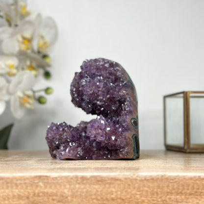 Amethyst-Kathedrale mit funkelnden Kristallspitzen und lebhafter Oberflächenwirkung