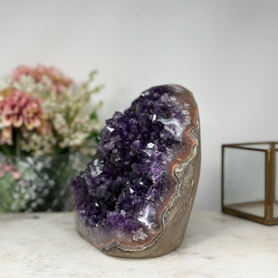 Amethyst-Kathedrale mit kristallreicher, violetter Innenstruktur