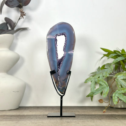 Amethyst-Portal mit kontrastreicher Achat-Schale und ausgeglichener Farbgebung