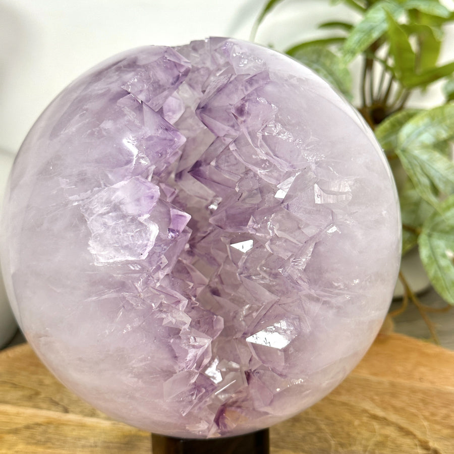 Amethyst-Steinkugel groß mit ausgeprägter Kristallkammer