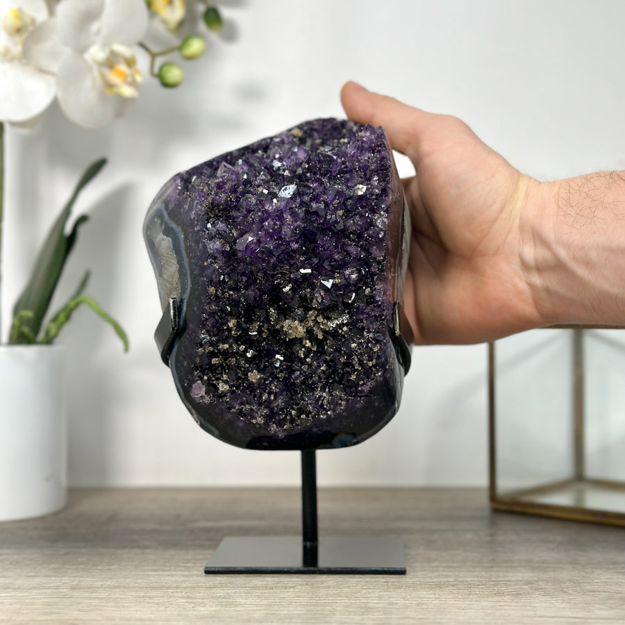 Amethyst-Kristall mit intensiv blauer Achat-Schale, in ausgewählter Spitzenqualität