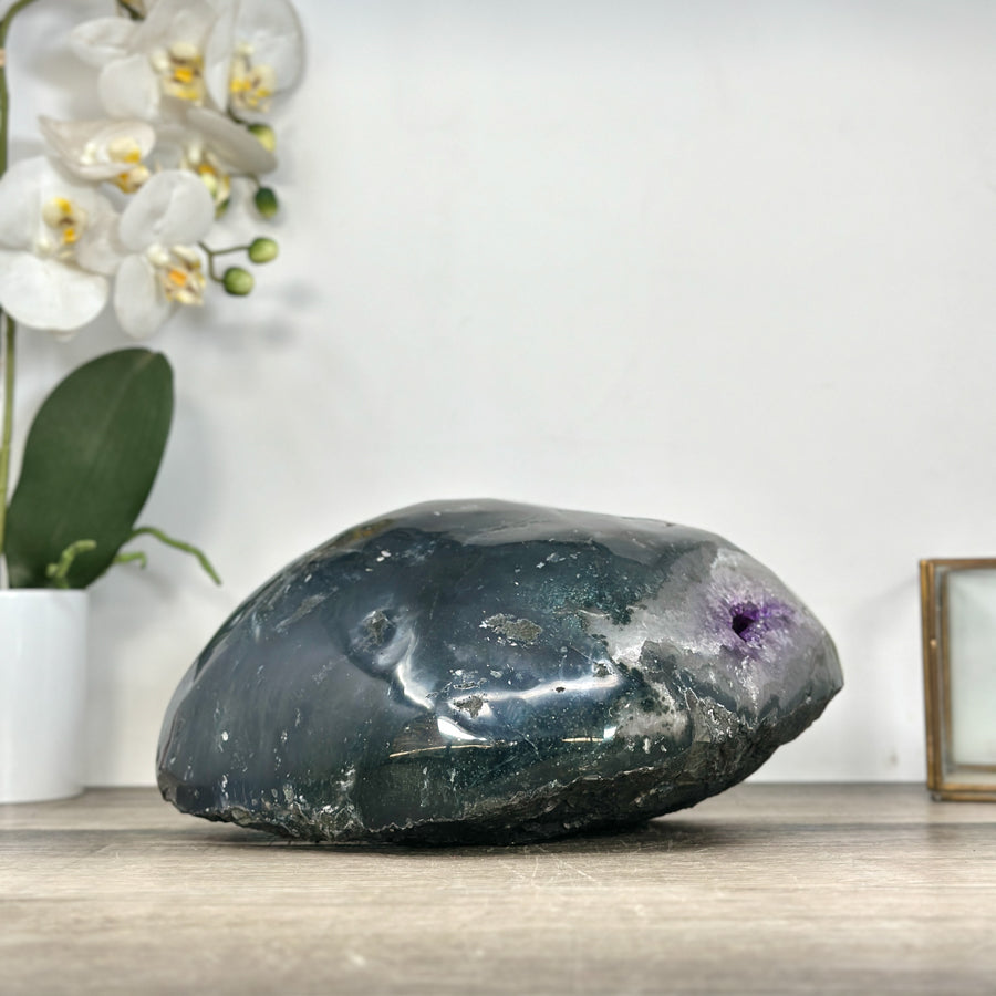 Amethyst-Achat-Geode mit klar definierter Kristallkammer und strukturierter Randzone
