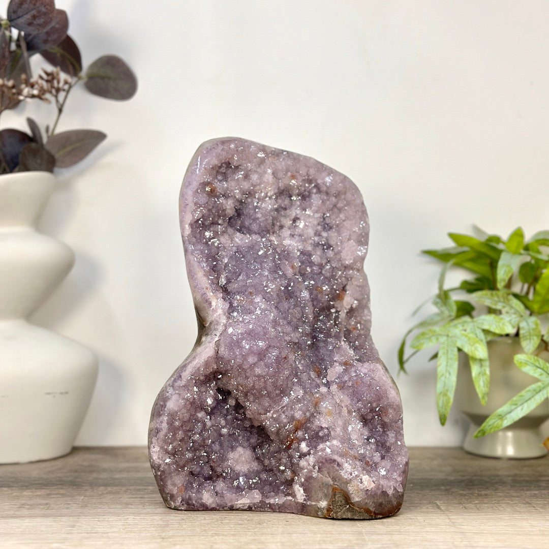 Zucker-Amethyst-Kathedrale mit purpurner Kristallarchitektur und samtiger Textur
