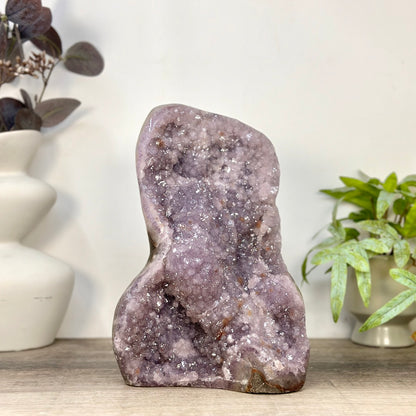 Zucker-Amethyst-Kathedrale mit purpurner Kristallarchitektur und samtiger Textur