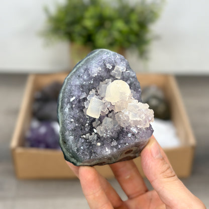 Mineralien-Ensemble mit kompakter Formation und feiner Kristallstruktur