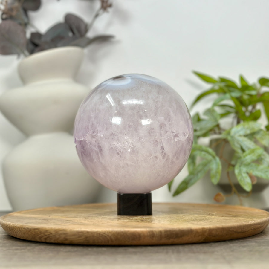 Amethyst-Steinkugel groß mit ausgeprägter Kristallkammer