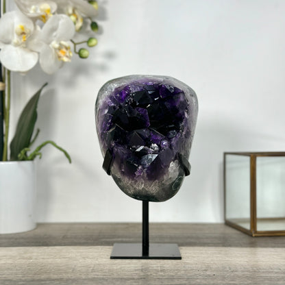 Amethyst-Geode mit intensiv tiefvioletter Kristallarchitektur