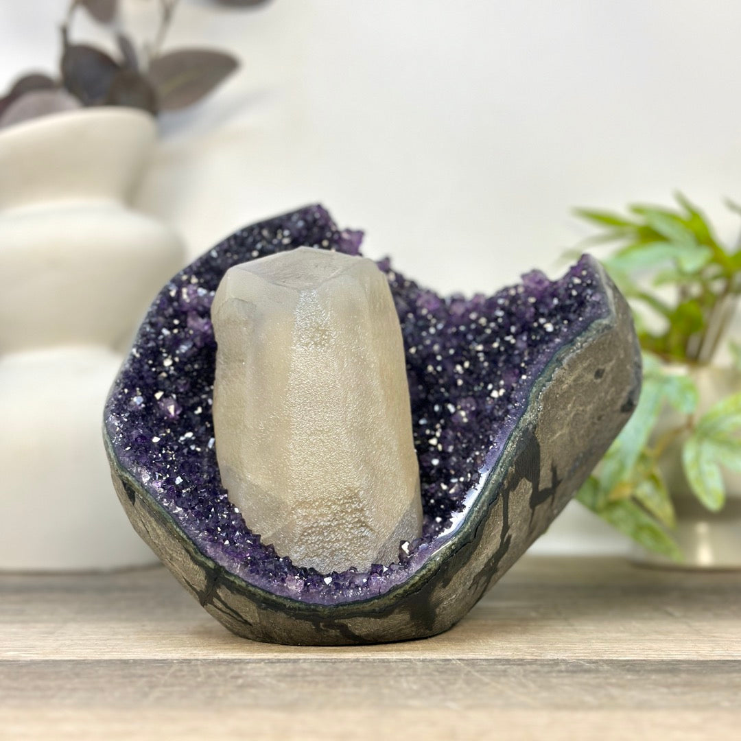 Amethyst groß mit herausragender natürlicher Kalzitbildung und tiefvioletten Kristallen