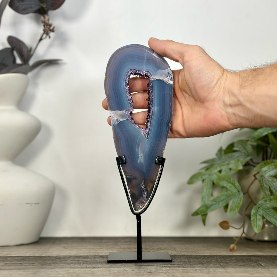 Amethyst-Portal mit kontrastreicher Achat-Schale und ausgeglichener Farbgebung