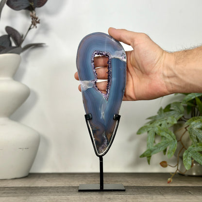 Amethyst-Portal mit kontrastreicher Achat-Schale und ausgeglichener Farbgebung