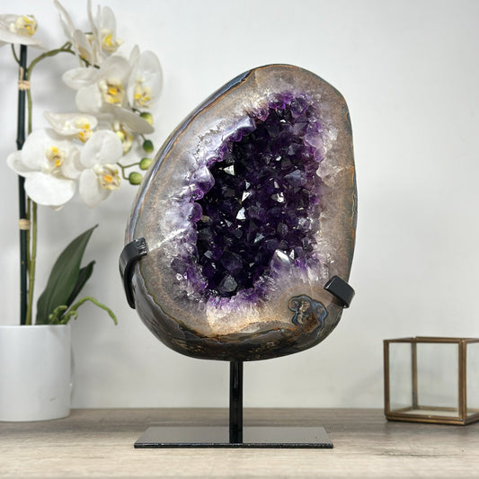 Amethyst-Geode groß mit weit gefächerter Innenstruktur, in ausgewählter Spitzenqualität