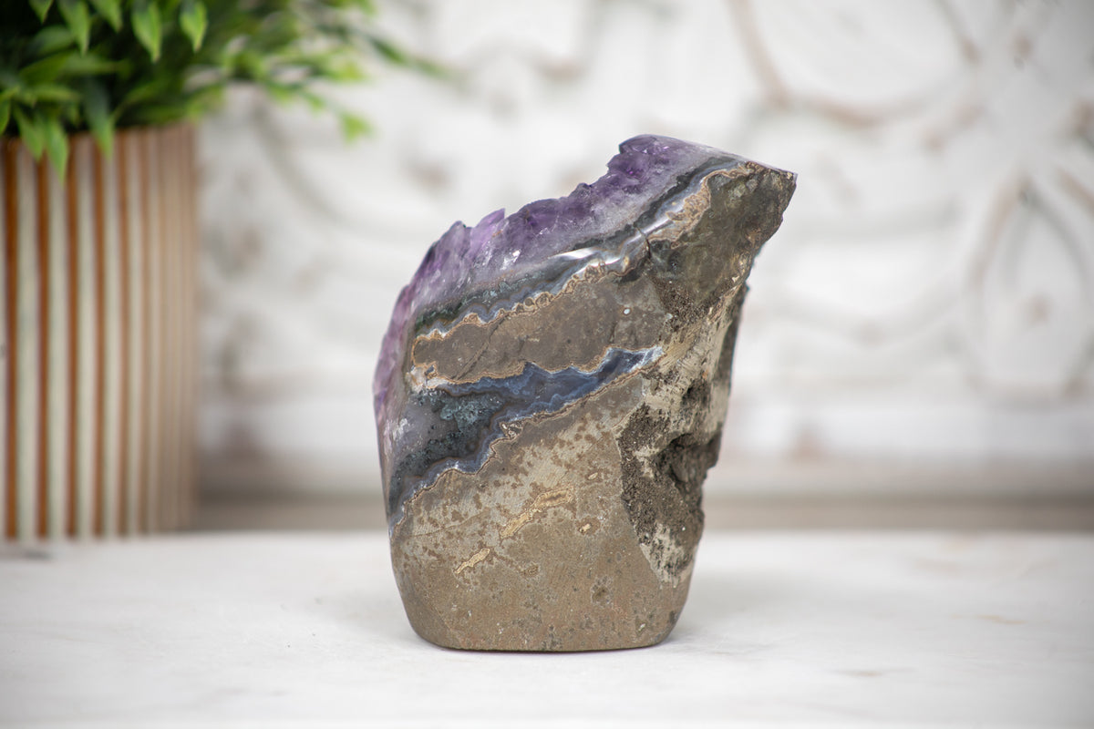 Amethyst-Druse mit dicht gewachsener, violetter Kristallstruktur