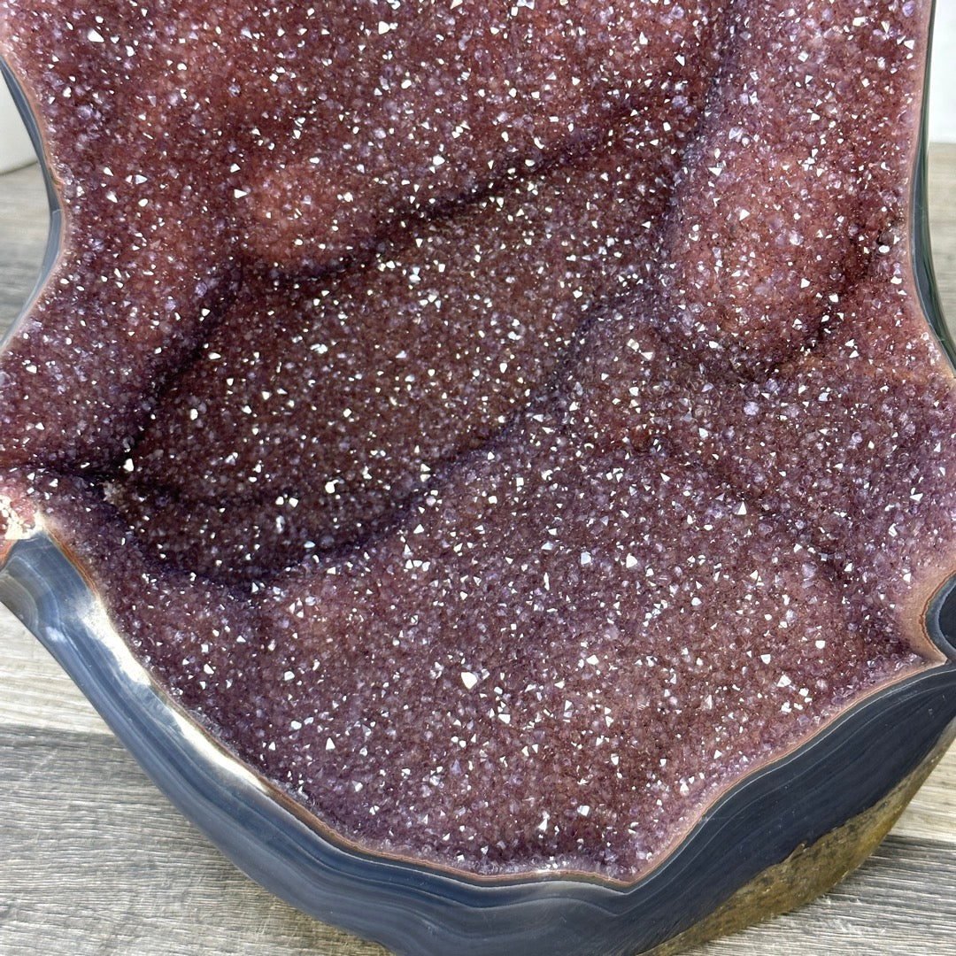Roter Amethyst als kraftvolles Statement-Stück mit blauer Achat-Bänderung
