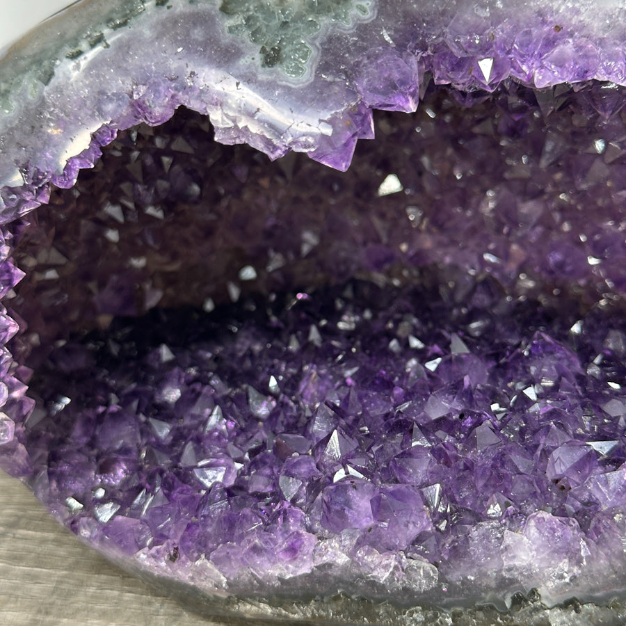 Amethyst-Geode mit feiner Druzy-Kristallauskleidung