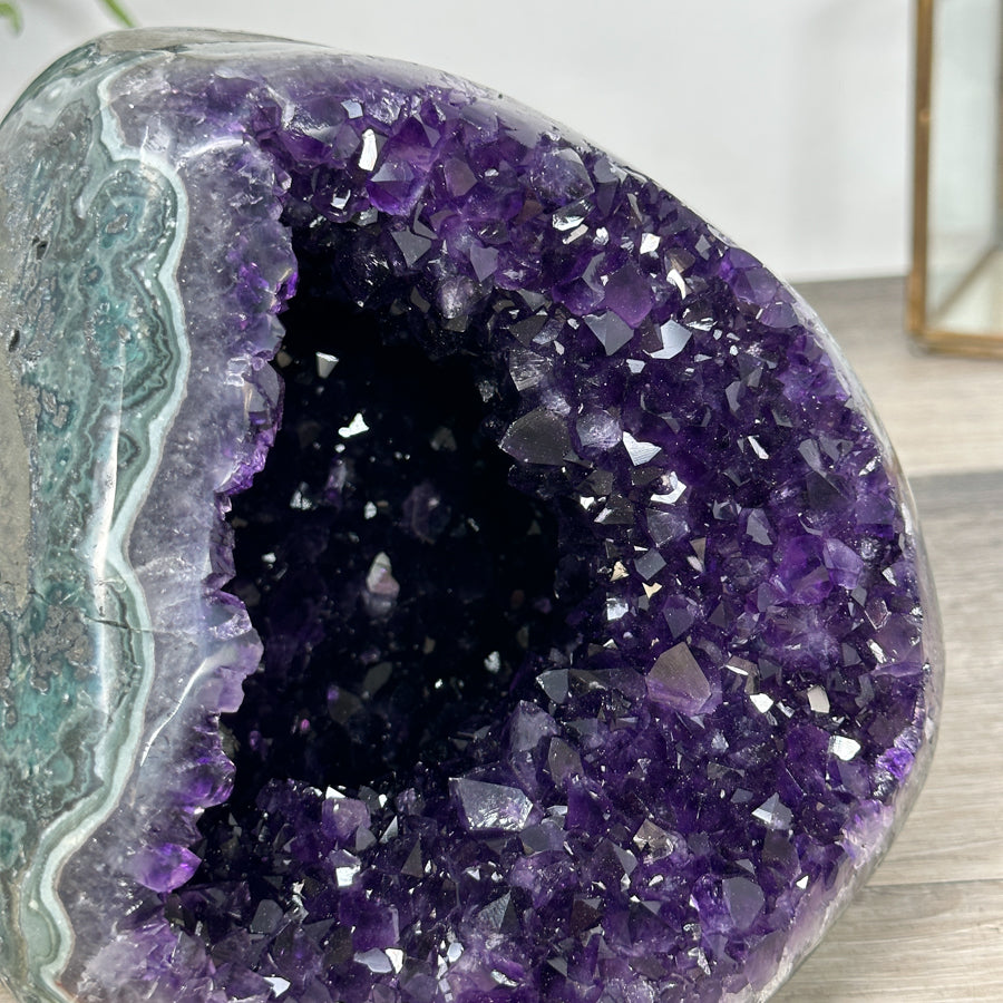 Amethyst-Geode mit intensiv tiefvioletter Kristallstruktur