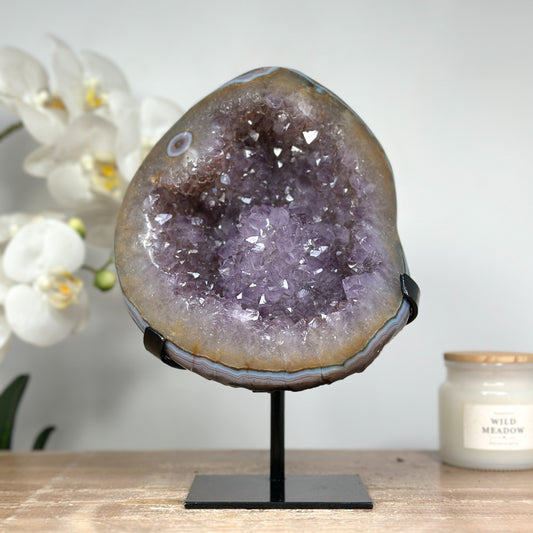 Amethyst-Geode mit gebänderter Achat-Schale und filigranen Stalaktiten