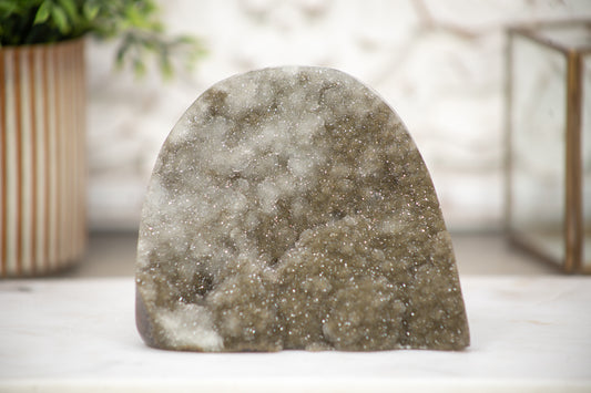 Regenbogen-Amethyst-Druse mit grünlich irisierender Kristallstruktur